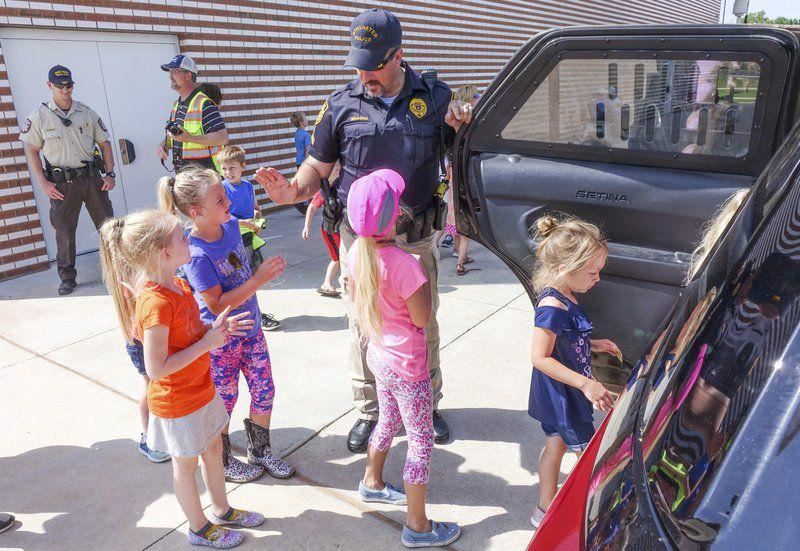  SRO Hooten shows kids a police vehicle
